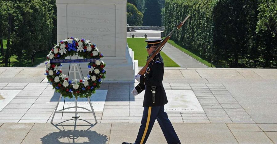 Arlington Cementary & Guard Ceremony with Iowa Jima Memorial - Tomb of the Unknown Soldier: the Changing of the Guard with the right mindset
