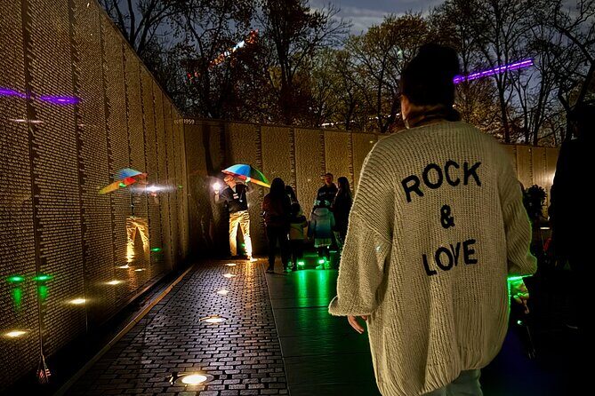 Discounted DC Night Tour With Magic LED- Snacks, LED Bracelets - A 7:00 pm DC Night Tour Designed for Hearing the Guide