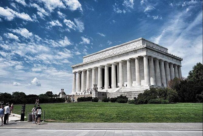 The Washington DC Sightseeing Day Pass: Save Big at 15+ Monumental Attractions - Smithsonian American Art Museum: guided time in a museum you might skip